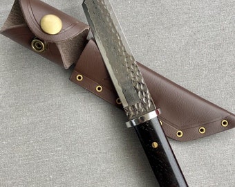 Handgefertigtes Messer aus Damaststahl mit gehämmerter Tantoklinge im japanischen Stil und Holzgriffetui