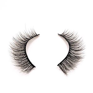 Peut inclure: Une paire de faux cils noirs avec un aspect naturel et vaporeux. Les cils sont incurvés et ont une bande fine.