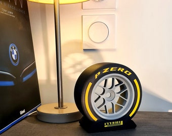 F1 MEDIUM REIFEN – Anpassbare, von der Formel 1-Meisterschaft inspirierte Reifen- und Felgennachbildung – Geschenkidee für F1-Liebhaber