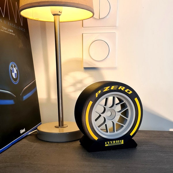 F1 MEDIUM REIFEN – Anpassbare, von der Formel 1-Meisterschaft inspirierte Reifen- und Felgennachbildung – Geschenkidee für F1-Liebhaber