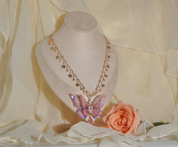 Collier Pendentif Papillon Rose Imitation Pierre - Chaîne Acier 50 Cm - Bijoux Des Lys