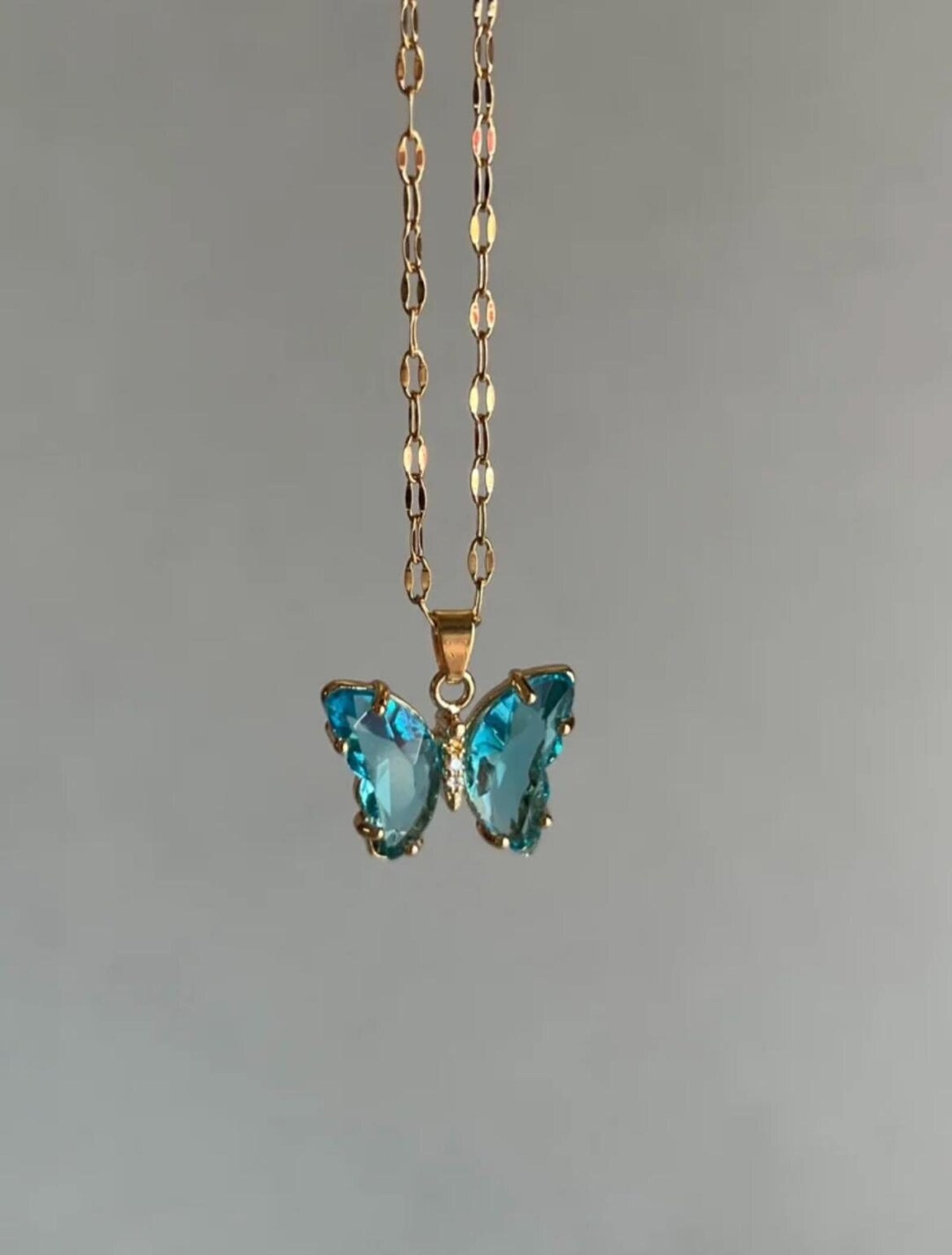 ハンドメイドの青い樹脂製バタフライネックレス：エレガントな