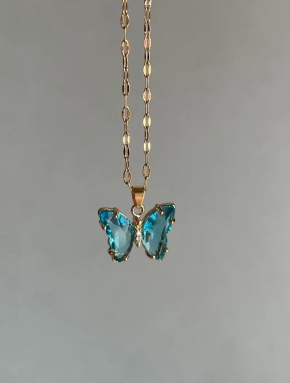 ハンドメイドの青い樹脂製バタフライネックレス：エレガントな