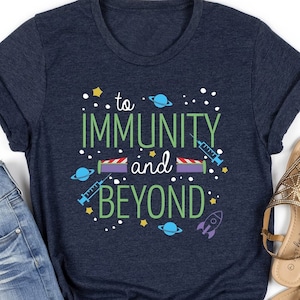 Chemise To Immunity and Beyond, chemise d'infirmière pédiatrique, chemise médicale, chemise de vaccin, chemise de médecin, chemise d'étudiante en soins infirmiers, chemise de sensibilisation aux vaccins