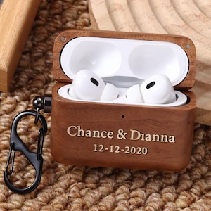 Custodia per auricolari in legno con intarsi in ottone, cover tecnologica personalizzata realizzata artigianalmente, accessorio premium fatto a mano per i pendolari, regalo unico con incisione.