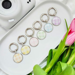 Può includere: Un set di tre tazze in ceramica con finitura opaca e macchiettata. Le tazze sono nei toni del crema, marrone chiaro e marrone scuro. Ogni tazza ha un design semplice e minimalista.