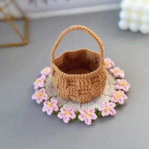 桃色のコースターと花かごのかぎ針編みのPDFパターン、花のコースター編みぐるみのかぎ針編みチュートリアル、手作りの花のブランケットのかぎ針編みデコレーション
