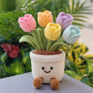 Op de afbeelding: Een witte keramische mok met een kleurrijk bloemmotief. De mok heeft bloemen in roze, paars en geel, met groene bladeren. Het handvat is wit.