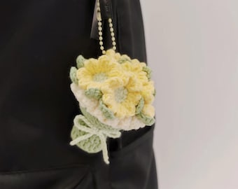 Patrón PDF para llavero con mini ramo de girasoles para principiantes, videotutorial y patrón de crochet fácil para mini ramo y colgador de ramo de girasoles.