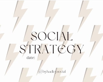 Op de afbeelding: Witte achtergrond met een patroon van lichtbeige bliksemschichten. De woorden "SOCIAL STRATEGY" staan in een donker lettertype, met "date:" eronder. De tekst "@byhadleysocial" staat onderaan.
