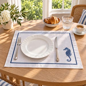 Manteles individuales de lino bordados con diseños de caballitos de mar, estrellas de mar y corales, decoración de mesa de estilo costero.