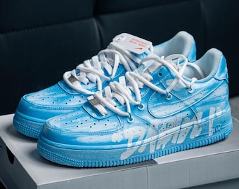 Individuelle AF1 Sneaker, DAMN! Custom Air Force 1 Schuhe, handgemacht, gesprühte Graffiti, blauer Himmel und weiße Wolken,