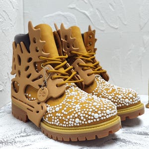 Op maat gemaakte sneakers, op maat gemaakte Timberand-schoenen, handgemaakt, strass- en parelversieringen op het bovenwerk, verwijderbaar exoskelet