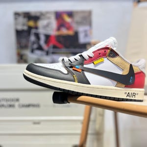 Puede incluir: Una taza de cerámica blanca con asa negra y el texto "But First, Coffee" en estilo manuscrito. Ideal para bebidas calientes.