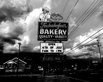 Quality-Variety (b+w) – Federhofer's Bakery, St. Louis, photograph