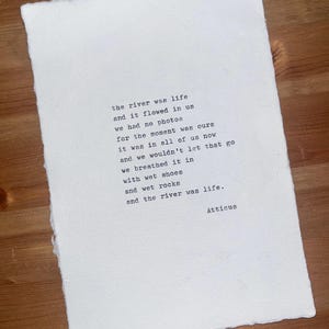 Impresión del poema de Atticus: «El momento fue nuestro», mecanografiado a mano en papel de algodón premium, hecho a mano, con bordes desbarbados, tamaño postal (A6) - Arte literario