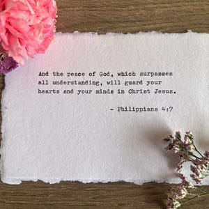 Citazione d'epoca di Filippesi 4:7 dattiloscritta a mano su carta di cotone di alta qualità con bordo frastagliato – Stampa artistica cristiana ispiratrice formato A6, regalo
