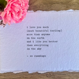 Stampa dattiloscritta a mano con macchina da scrivere - Ti amo tanto (tesoro bellissimo) / poesia di E.E. Cummings realizzata su carta di cotone con bordo frastagliato 4x6 (A6)
