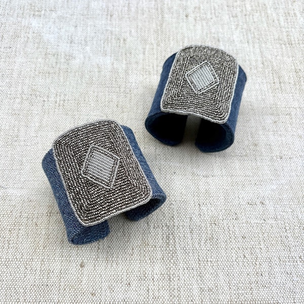 Brazalete ajustable con cuentas plateadas y de mezclilla