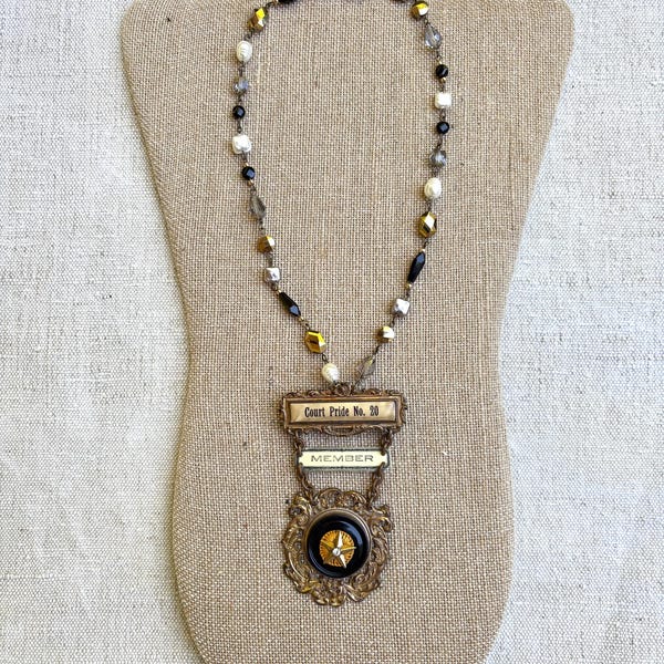 Collar con colgante de medalla vintage reutilizado - Court Pride