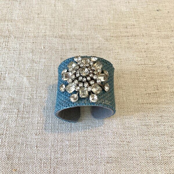 Pulsera ajustable en azul francés con pedrería