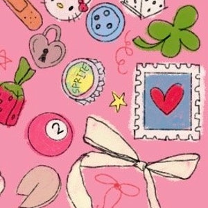 Może przedstawiać: Kolekcja fantazyjnych ilustracji na r&oacute;żowym tle. Rysunki obejmują plaster, twarz Hello Kitty, guzik, kostkę do gry, czterolistną koniczynę, zamek w kształcie serca, kapsel Sprite, gwiazdę, znaczek z sercem, kokardę, ciasteczko z wr&oacute;żbą i kulę bilardową.