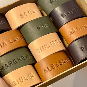 Peut inclure: Une tasse en céramique faite à la main avec un glaçage tacheté de couleur crème. La tasse a un corps large et arrondi et une anse robuste. L'intérieur est d'une teinte plus foncée et terreuse. Convient aux boissons chaudes ou froides.