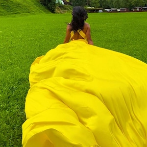 Rückenfreies Fliegendes Kleid Gelb Langes Fliegendes Kleid Für Fotoshooting Fliegendes Kleid Langer Zug Asymmetrisches Fliegendes Kleid Cabrio-Fliegendes Kleid