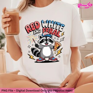 K&ouml;nnte beinhalten: Wei&szlig;es T-Shirt mit einem Cartoon-Waschb&auml;ren, der einen blauen Hut und rot-wei&szlig;-blaue Schuhe tr&auml;gt. Der Waschb&auml;r h&auml;lt einen Wunderkerze und ein Pizzast&uuml;ck. Der Text auf dem Shirt lautet "RED WHITE AND FERAL USA".