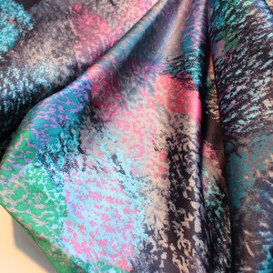 Tecido de Cetim Floral Cativante por Metro/Jarda - Alta Qualidade, Posição do &#39;Perfeito para Vestuário - 150cm / 59