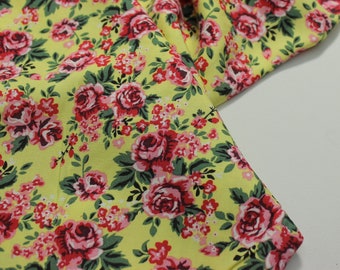 Unser Viskose-Gewebe mit auffälligen Mustern und floralem zeichnet sich durch hohe Qualität aus und eignet sich ideal für Bekleidungsstoffe.