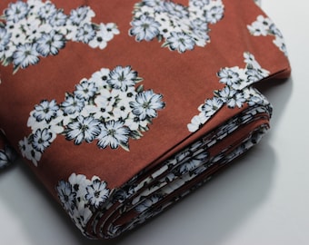 Unser Viskose-Gewebe mit auffälligen Mustern und floralem zeichnet sich durch hohe Qualität aus und eignet sich ideal für Bekleidungsstoffe.
