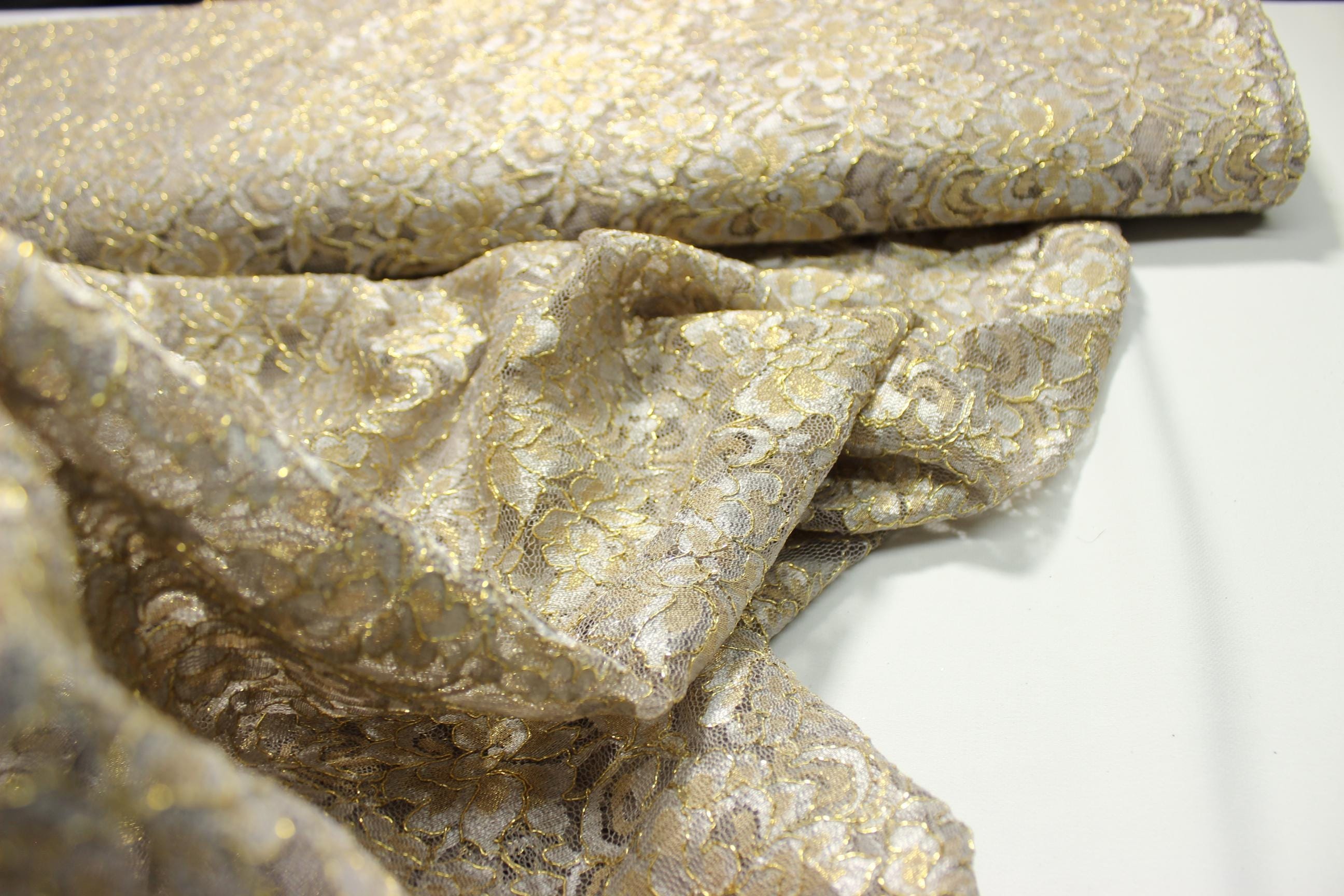 Guipure Lace Fabric - Patterned Floral , Delicate Lace for Elegant Clothing, Dressmaking, Crafting, and Home Décor Projects.Premium.