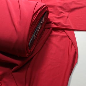 Tessuto Sandy: Stretch Drappeggiato di Alta Qualità - Miscela Esclusiva di Seta, Cotone e Poliestere, Colore Solido Lucido