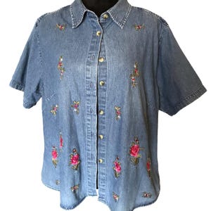 80s denim shirt with rose embroidery, women&#39;s plus size, short-sleeved button-down vintage jean shirt VGDS