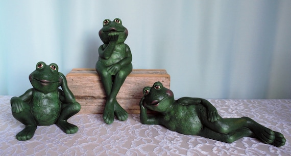 Figurine Grenouille Toilettes – Statue Résine Drôle Grenouille Assise Aux WC – Déco Bureau, Jardin, Salon