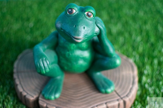Thoughtful Garden Frog Daydreaming Toad Statue Frog Yard Art Frog