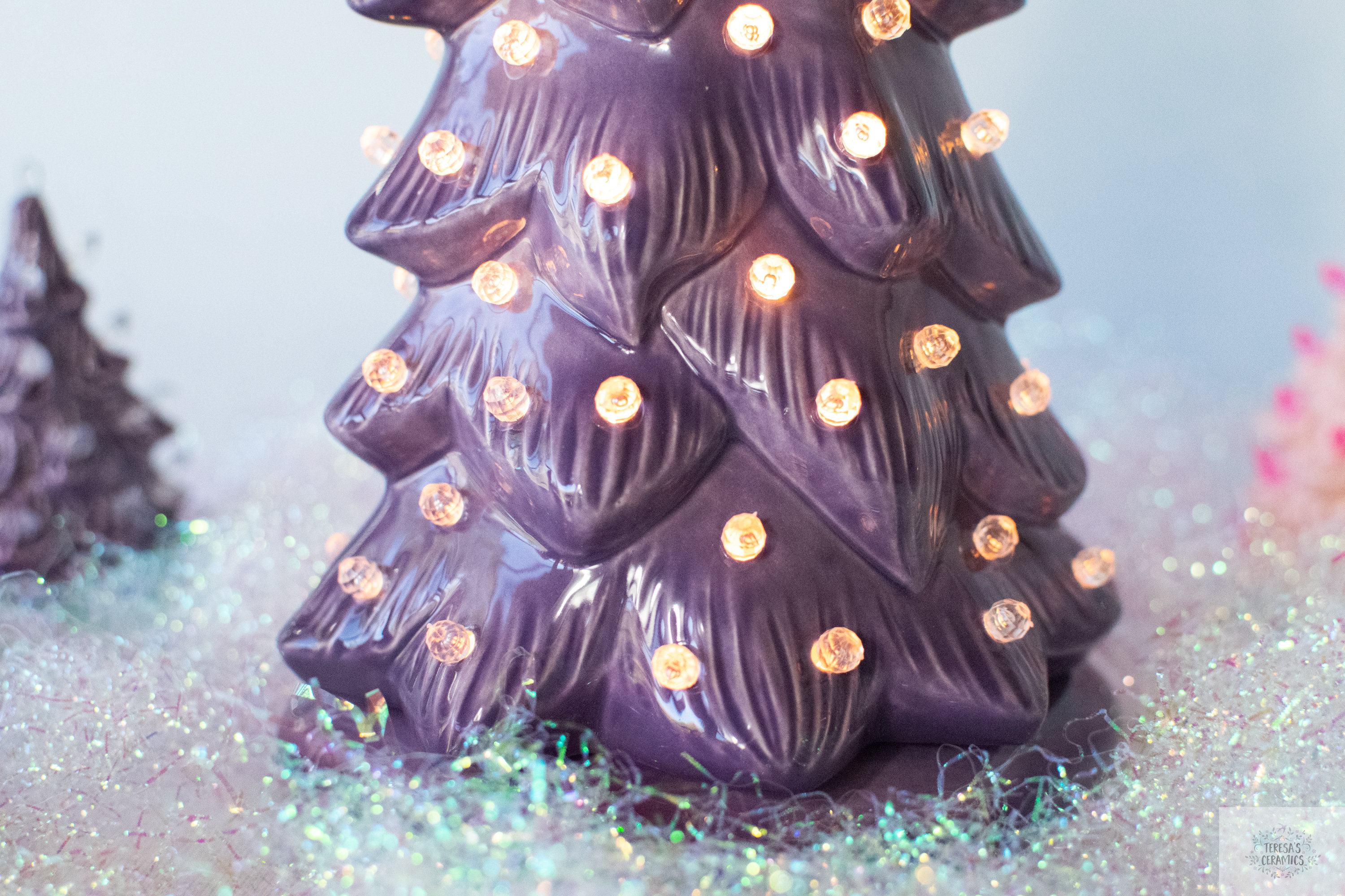 ♡感謝SALE♡温度で色が変わるぐでねこちゃんとクリスマスツリーチャーム　紫 Contemporary Ceramic Wispy Pine Christmas Tree - Pink or Purple