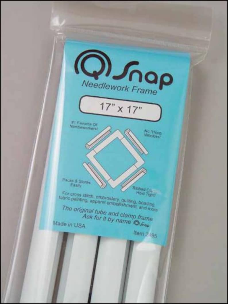 Op de afbeelding: Een wit plastic Q-Snap naaldwerkframe in een doorzichtige plastic zak. Het frame is 43 cm bij 43 cm en is ontworpen voor kruissteek, borduren, quilten, kralen, stoffen schilderen en meer. De verpakking bevat de tekst "#1 Favorite Of Needleworkers", "No Wrinkles", "Packs & Stores Easy", "Ribbed Clamps Hold Tight", "The original tube and clamp frame Ask for it by name Q-Snap", "Made in USA", and "Item 2495".
