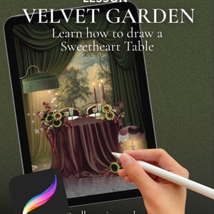 Op de afbeelding: Een digitale kunstles op een tabletscherm. De les heet "Velvet Garden" en leert hoe je een Sweetheart Table tekent. De afbeelding toont een tafelsetting met zonnebloemen, kaarsen en een bordeauxrood tafelkleed. Een hand houdt een stylus vast.