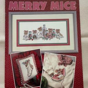 Op de afbeelding: Een Leisure Arts kruissteekpatroonboekje getiteld Merry Mice, leaflet 2257. De omslag toont een ingelijst borduurwerk van muizen met potten, een kussen in de vorm van een kerstsok met zuurstokken en een sweatshirt met een etende muis.