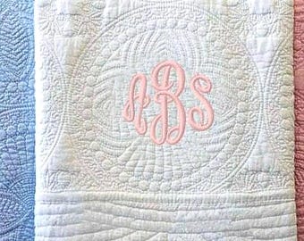 Geborduurde babydeken met monogram of geborduurde naam, superzachte katoenen babyquilt met geschulpte randen, 36 x 46 inch