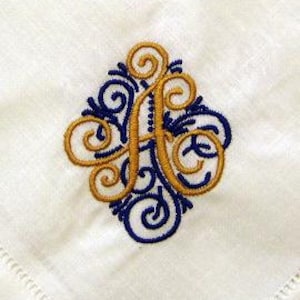 Feine Hohlsaumservietten mit 1 Buchstaben aus Leinen und Kringel. 4er Set Hohlsaum Servietten aus Leinen