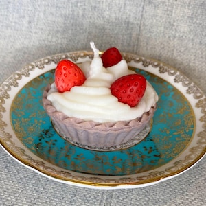 Kleine cremige Erdbeer-Törtchen-Desserts aus Sojawachs handgefertigte Kerze