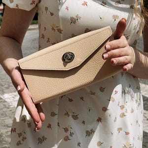 女性用レザーハンドクラッチ、デュアルキャッシュコンパートメントとRFIDライニングカードスロット、メタルターンロック開閉、エレガントなハンドメイドレザーロングウォレット