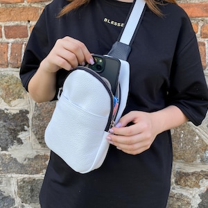 Sac poitrine en cuir, petit sac banane unisexe, sac banane en cuir, sac à bandoulière, sac bandoulière en cuir festival, sac banane en cuir avec poche pour iPhone