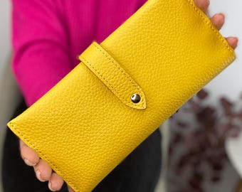 Portafoglio a due ante in pelle martellata fatto a mano: pochette sottile e lunga personalizzabile, doppio portamonete con incisione a rilievo.
