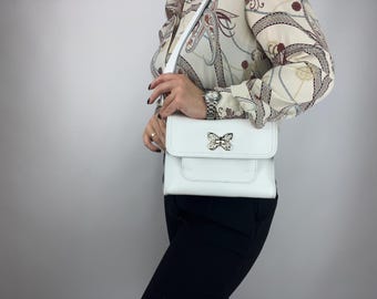 Borsa a tracolla in morbida pelle naturale fatta a mano: chiusura a farfalla, pochette minimalista con cerniera, nome personalizzato in rilievo