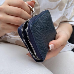 エンボス加工のハンドクラフトレザー製ジップアラウンドウォレット、小さなポケット付きクレジットカードウォレット、ミニコインケース、現金とカード用のペブルレザーウォレット