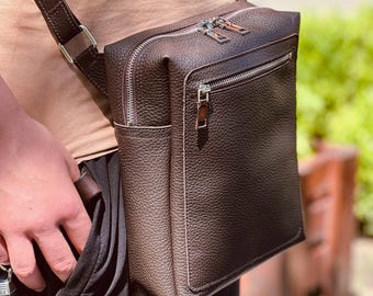 Borsa a tracolla in pelle da uomo: pelle bovina martellata, borsa a spalla personalizzabile con tasca per cellulare